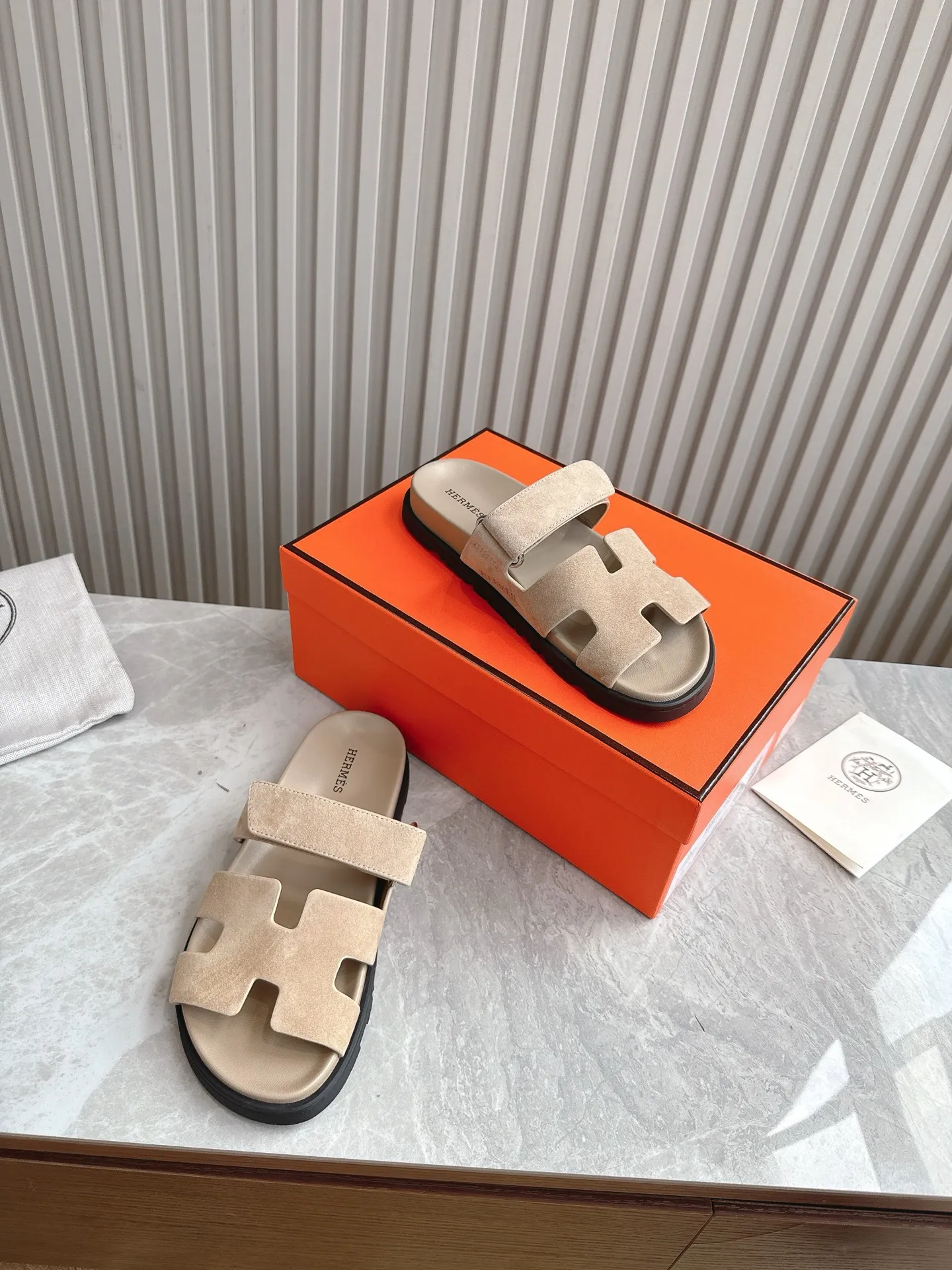 p480🐮🐮Couple model (top version) H family 2024 spring and summer new style HERMES Hermes' recently popular couple model pig nose angle sandals and slippers, paired with various colorful socks, popular. Upper: imported original deerskin (the genuine leather edging is not ordinary super migration). Lining: imported genuine leather. Outsole: Tpu non-slip and wear-resistant outsole. Size: Female 35-42 (40/42 non-returnable and non-exchangeable) Male size: 39-45 (45 non-refundable and non-exchangeable)
